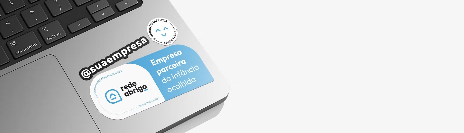 Selo Empresa Parceira da Infância Acolhida aplicado em um notebook